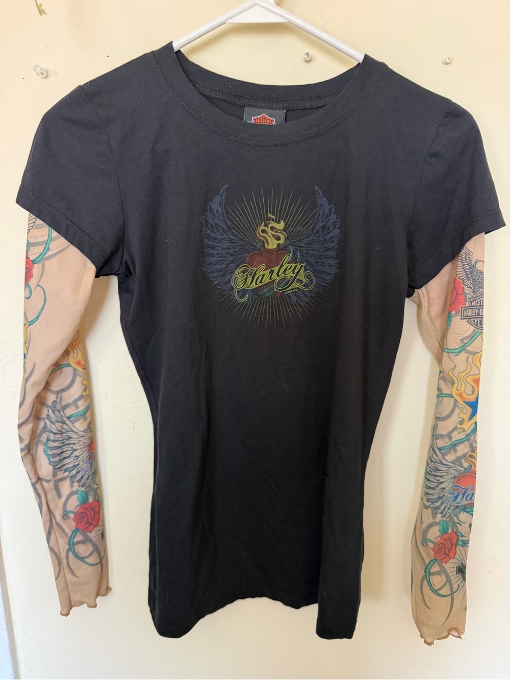 Vintage Y2K Women’s Harley-Davidson Tee with Tattoo-Print Layered Sleeves